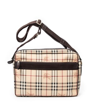 Burberry Bolsas Zip Messenger  Bolso bandolera en Beige/Marrón Oscuro Lona recubierta y Oro hardware. El producto está en en Excelentes Condiciones (A).
  Dimensiones: 35x25x11 cm 
  Accesorios incluidos: 
    
  BrandCo Paris encuentra artículos raros y en las mejores condiciones a precios increíbles. ¡Vale la pena tener paciencia! Compra con confianza: todos los artículos de BrandCo Paris son seleccionados y autenticados cuidadosamente por nuestro equipo de expertos.
  Todos los artículos vienen con un certificado de autenticidad y un embalaje entregado por BrandCo Paris.
  Tabla de clasificación de la condición del artículo
  N (como nuevo)
  AA (perfecto estado)
  A (excelente estado)
  AB (muy buen estado)
  B (bueno/regular)
