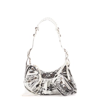 Balenciaga Bolsas Le Cagole Graffiti  Bolso bandolera en Blanco Piel de becerro y Latón hardware. El producto está en Como Nuevo (N).
  Dimensiones: 25x13x6 cm 
  Accesorios incluidos: Dustbag, Mirror, Pouch
    
  BrandCo Paris encuentra artículos raros y en las mejores condiciones a precios increíbles. ¡Vale la pena tener paciencia! Compra con confianza: todos los artículos de BrandCo Paris son seleccionados y autenticados cuidadosamente por nuestro equipo de expertos.
  Todos los artículos vienen con un certificado de autenticidad y un embalaje entregado por BrandCo Paris.
  Tabla de clasificación de la condición del artículo
  N (como nuevo)
  AA (perfecto estado)
  A (excelente estado)
  AB (muy buen estado)
  B (bueno/regular)