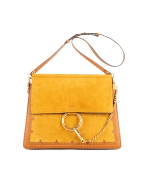 Chloe Bolsas Faye  Bolso bandolera en Marrón Piel de becerro y Oro hardware. El producto está en en Excelentes Condiciones (A).
  Dimensiones: 31x26x10 cm 
  Accesorios incluidos: Strap
    
  BrandCo Paris encuentra artículos raros y en las mejores condiciones a precios increíbles. ¡Vale la pena tener paciencia! Compra con confianza: todos los artículos de BrandCo Paris son seleccionados y autenticados cuidadosamente por nuestro equipo de expertos.
  Todos los artículos vienen con un certificado de autenticidad y un embalaje entregado por BrandCo Paris.
  Tabla de clasificación de la condición del artículo
  N (como nuevo)
  AA (perfecto estado)
  A (excelente estado)
  AB (muy buen estado)
  B (bueno/regular)