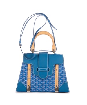 Goyard Bolsas Saigon PM Bolso bandolera en Azul Lona recubierta y Plata hardware. El producto está en en Perfectas Condiciones (AA).
  Dimensiones: 28x21x12 cm 
  Accesorios incluidos: Strap, Dustbag, Box
    Condición Notes: Black push marks on the interior Flap Blue Leather
  BrandCo Paris encuentra artículos raros y en las mejores condiciones a precios increíbles. ¡Vale la pena tener paciencia! Compra con confianza: todos los artículos de BrandCo Paris son seleccionados y autenticados cuidadosamente por nuestro equipo de expertos.
  Todos los artículos vienen con un certificado de autenticidad y un embalaje entregado por BrandCo Paris.
  Tabla de clasificación de la condición del artículo
  N (como nuevo)
  AA (perfecto estado)
  A (excelente estado)
  AB (muy buen estado)
  B (bueno/regular)