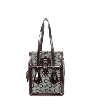 Celine Bolsas Flap Buckle Shoulder  Bolso bandolera en Gris/Marrón oscuro Lienzo y Plata hardware. El producto está en en Excelentes Condiciones (A).
  Dimensiones: 23x28x16 cm 
  Accesorios incluidos: None
    
  BrandCo Paris encuentra artículos raros y en las mejores condiciones a precios increíbles. ¡Vale la pena tener paciencia! Compra con confianza: todos los artículos de BrandCo Paris son seleccionados y autenticados cuidadosamente por nuestro equipo de expertos.
  Todos los artículos vienen con un certificado de autenticidad y un embalaje entregado por BrandCo Paris.
  Tabla de clasificación de la condición del artículo
  N (como nuevo)
  AA (perfecto estado)
  A (excelente estado)
  AB (muy buen estado)
  B (bueno/regular)