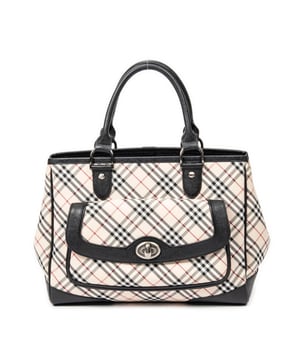 Burberry Bolsas Front Pocket Tote  Bolso bandolera en Beige/Negro Lienzo y Plata hardware. El producto está en en Excelentes Condiciones (A).
  Dimensiones: 31x24x13 cm 
  Accesorios incluidos: 
    
  BrandCo Paris encuentra artículos raros y en las mejores condiciones a precios increíbles. ¡Vale la pena tener paciencia! Compra con confianza: todos los artículos de BrandCo Paris son seleccionados y autenticados cuidadosamente por nuestro equipo de expertos.
  Todos los artículos vienen con un certificado de autenticidad y un embalaje entregado por BrandCo Paris.
  Tabla de clasificación de la condición del artículo
  N (como nuevo)
  AA (perfecto estado)
  A (excelente estado)
  AB (muy buen estado)
  B (bueno/regular)