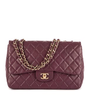 Chanel Tassen Classic Flap Jumbo Schoudertas in de Paars Kalfsleer in de Goud  hardware. Het product is in In Zeer Goede Staat (AB).
  Afmetingen: 30x19x9 cm 
  Inclusief accessoires: "Sticker, Card, Box"
      
  BrandCo Paris vindt zeldzame artikelen in de beste staat voor ongelooflijke prijzen. Het is de moeite waard om geduldig te zijn! Koop met vertrouwen: alle artikelen van BrandCo Paris worden zorgvuldig geselecteerd en geverifieerd door ons team van experts.

  Alle artikelen worden geleverd met een certificaat van echtheid en verpakt door BrandCo Paris.

  Classificatietabel voor de conditie van het artikel:

  N (als nieuw)
  AA (perfecte staat)
  A (uitstekende staat)
  AB (zeer goede staat)
  B (goede/redelijke staat)