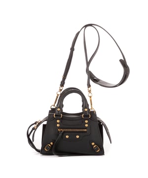 Balenciaga Bolsas Neo Nano Classic City  Bolso en Negro Piel de becerro y Oro hardware. El producto está en en Excelentes Condiciones (A).
  Dimensiones: 17x11x7 cm 
  Accesorios incluidos: Strap, Dustbag
    
  BrandCo Paris encuentra artículos raros y en las mejores condiciones a precios increíbles. ¡Vale la pena tener paciencia! Compra con confianza: todos los artículos de BrandCo Paris son seleccionados y autenticados cuidadosamente por nuestro equipo de expertos.
  Todos los artículos vienen con un certificado de autenticidad y un embalaje entregado por BrandCo Paris.
  Tabla de clasificación de la condición del artículo
  N (como nuevo)
  AA (perfecto estado)
  A (excelente estado)
  AB (muy buen estado)
  B (bueno/regular)