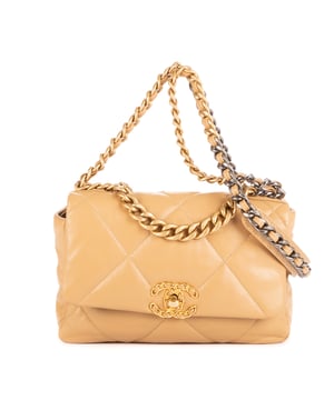 Chanel Bolsas Classic 19 Flap Small Bolso bandolera en Crema Piel de becerro y Oro hardware. El producto está en en Perfectas Condiciones (AA).
  Dimensiones: 26x18x8 cm 
  Accesorios incluidos: Sticker, Card
    Condición Notes: Slightly worn Leather on the exterior top side of the bag
  BrandCo Paris encuentra artículos raros y en las mejores condiciones a precios increíbles. ¡Vale la pena tener paciencia! Compra con confianza: todos los artículos de BrandCo Paris son seleccionados y autenticados cuidadosamente por nuestro equipo de expertos.
  Todos los artículos vienen con un certificado de autenticidad y un embalaje entregado por BrandCo Paris.
  Tabla de clasificación de la condición del artículo
  N (como nuevo)
  AA (perfecto estado)
  A (excelente estado)
  AB (muy buen estado)
  B (bueno/regular)