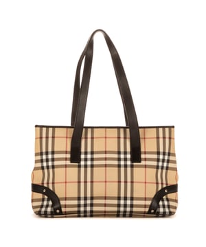 Burberry Bolsas Plaid Tote  Bolso bandolera en Beige Lienzo y Plata hardware. El producto está en en Excelentes Condiciones (A).
  Dimensiones: 36x22x14 cm 
  Accesorios incluidos: NONE
    
  BrandCo Paris encuentra artículos raros y en las mejores condiciones a precios increíbles. ¡Vale la pena tener paciencia! Compra con confianza: todos los artículos de BrandCo Paris son seleccionados y autenticados cuidadosamente por nuestro equipo de expertos.
  Todos los artículos vienen con un certificado de autenticidad y un embalaje entregado por BrandCo Paris.
  Tabla de clasificación de la condición del artículo
  N (como nuevo)
  AA (perfecto estado)
  A (excelente estado)
  AB (muy buen estado)
  B (bueno/regular)