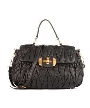 Miu Miu Taschen Large Flap Satchel  Umhängetasche und Schwarz Kalbsleder und Gold hardware. Das Produkt ist auf In Uitstekende Staat (A).
  Abmessungen: 40x26x12 cm 
  Zubehör inklusive: Strap
  
  BrandCo Paris hat seltene Artikel und die besten Konditionen zu unglaublichen Preisen vorgestellt. ¡Vale la pena tener paciencia! Kaufen Sie mit Vertrauen: Alle Artikel von BrandCo Paris sind von unserem Expertenteam ausgewählt und authentisch.
  Alle Artikel enthalten ein Echtheitszertifikat und wurden von BrandCo Paris übernommen.
  Tabelle zur Klassifizierung des Artikelzustands
  N (wie neu)
  AA (perfekter Zustand)
  A (ausgezeichneter Zustand)
  AB (sehr guter Zustand)
  B (gut/mittelmäßig)