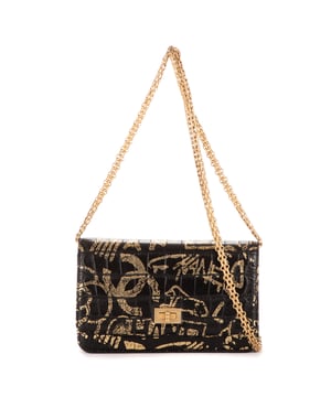 Chanel Bolsas 2.55 Graffiti Crocodile Reissue Wallet On Chain  Bolso bandolera en Negro Piel de becerro y Oro hardware. El producto está en Como Nuevo (N).
  Dimensiones: 19x13x4 cm 
  Accesorios incluidos: Sticker, Card, Dustbag
    
  BrandCo Paris encuentra artículos raros y en las mejores condiciones a precios increíbles. ¡Vale la pena tener paciencia! Compra con confianza: todos los artículos de BrandCo Paris son seleccionados y autenticados cuidadosamente por nuestro equipo de expertos.
  Todos los artículos vienen con un certificado de autenticidad y un embalaje entregado por BrandCo Paris.
  Tabla de clasificación de la condición del artículo
  N (como nuevo)
  AA (perfecto estado)
  A (excelente estado)
  AB (muy buen estado)
  B (bueno/regular)