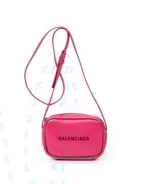 Balenciaga Bolsas Everyday Camera Bag XS Bolso bandolera en Rosa fucsia Piel de becerro y Plata hardware. El producto está en en Perfectas Condiciones (AA).
  Dimensiones: 16x11x4.5 cm 
  Accesorios incluidos: dustbag
    
  BrandCo Paris encuentra artículos raros y en las mejores condiciones a precios increíbles. ¡Vale la pena tener paciencia! Compra con confianza: todos los artículos de BrandCo Paris son seleccionados y autenticados cuidadosamente por nuestro equipo de expertos.
  Todos los artículos vienen con un certificado de autenticidad y un embalaje entregado por BrandCo Paris.
  Tabla de clasificación de la condición del artículo
  N (como nuevo)
  AA (perfecto estado)
  A (excelente estado)
  AB (muy buen estado)
  B (bueno/regular)