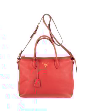 Prada Bolsas Shopping Tote  Bolso bandolera en Rojo Piel de becerro y Oro hardware. El producto está en en Excelentes Condiciones (A).
  Dimensiones: 30x22x7 cm 
  Accesorios incluidos: Strap, Key Ring in Clochette
    Condición Notes: magnetic button slightly worn inside the bag
  BrandCo Paris encuentra artículos raros y en las mejores condiciones a precios increíbles. ¡Vale la pena tener paciencia! Compra con confianza: todos los artículos de BrandCo Paris son seleccionados y autenticados cuidadosamente por nuestro equipo de expertos.
  Todos los artículos vienen con un certificado de autenticidad y un embalaje entregado por BrandCo Paris.
  Tabla de clasificación de la condición del artículo
  N (como nuevo)
  AA (perfecto estado)
  A (excelente estado)
  AB (muy buen estado)
  B (bueno/regular)