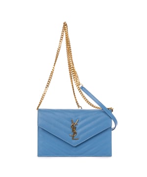 Yves Saint Laurent Bolsas Wallet on Chain  Bolso bandolera en Azul Piel de becerro y Oro hardware. El producto está en en Perfectas Condiciones (AA).
  Dimensiones: 19x13x4 cm 
  Accesorios incluidos: Strap
    
  BrandCo Paris encuentra artículos raros y en las mejores condiciones a precios increíbles. ¡Vale la pena tener paciencia! Compra con confianza: todos los artículos de BrandCo Paris son seleccionados y autenticados cuidadosamente por nuestro equipo de expertos.
  Todos los artículos vienen con un certificado de autenticidad y un embalaje entregado por BrandCo Paris.
  Tabla de clasificación de la condición del artículo
  N (como nuevo)
  AA (perfecto estado)
  A (excelente estado)
  AB (muy buen estado)
  B (bueno/regular)