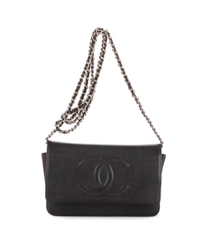 Chanel Bolsas Classic Timeless Wallet on Chain  Bolso bandolera en Negro Piel de becerro y Plata hardware. El producto está en en Excelentes Condiciones (A).
  Dimensiones: 19x12x3 cm 
  Accesorios incluidos: Sticker
    
  BrandCo Paris encuentra artículos raros y en las mejores condiciones a precios increíbles. ¡Vale la pena tener paciencia! Compra con confianza: todos los artículos de BrandCo Paris son seleccionados y autenticados cuidadosamente por nuestro equipo de expertos.
  Todos los artículos vienen con un certificado de autenticidad y un embalaje entregado por BrandCo Paris.
  Tabla de clasificación de la condición del artículo
  N (como nuevo)
  AA (perfecto estado)
  A (excelente estado)
  AB (muy buen estado)
  B (bueno/regular)