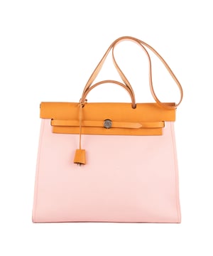 Hermès Bolsas Herbag Zip 39 Bolso bandolera en Rosa/Marrón Lienzo y Plata hardware. El producto está en en Excelentes Condiciones (A).
  Dimensiones: 39x31x15 cm 
  Accesorios incluidos: "Stopper, Pouch, Cadenas, Keys in Clochette"
    
  BrandCo Paris encuentra artículos raros y en las mejores condiciones a precios increíbles. ¡Vale la pena tener paciencia! Compra con confianza: todos los artículos de BrandCo Paris son seleccionados y autenticados cuidadosamente por nuestro equipo de expertos.
  Todos los artículos vienen con un certificado de autenticidad y un embalaje entregado por BrandCo Paris.
  Tabla de clasificación de la condición del artículo
  N (como nuevo)
  AA (perfecto estado)
  A (excelente estado)
  AB (muy buen estado)
  B (bueno/regular)