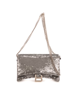 Balenciaga Bolsas Hourglass WOC  Bolso bandolera en Plata Lienzo y Plata hardware. El producto está en Como Nuevo (N).
  Dimensiones: 20x12x5 cm 
  Accesorios incluidos: Dustbag
    
  BrandCo Paris encuentra artículos raros y en las mejores condiciones a precios increíbles. ¡Vale la pena tener paciencia! Compra con confianza: todos los artículos de BrandCo Paris son seleccionados y autenticados cuidadosamente por nuestro equipo de expertos.
  Todos los artículos vienen con un certificado de autenticidad y un embalaje entregado por BrandCo Paris.
  Tabla de clasificación de la condición del artículo
  N (como nuevo)
  AA (perfecto estado)
  A (excelente estado)
  AB (muy buen estado)
  B (bueno/regular)