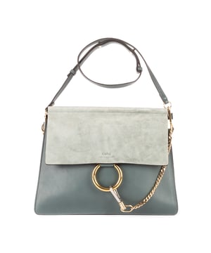 Chloe Bolsas Faye  Bolso bandolera en Gris Piel de becerro y Oro hardware. El producto está en en Excelentes Condiciones (A).
  Dimensiones: 31.5x24x2 cm 
  Accesorios incluidos: NONE
    
  BrandCo Paris encuentra artículos raros y en las mejores condiciones a precios increíbles. ¡Vale la pena tener paciencia! Compra con confianza: todos los artículos de BrandCo Paris son seleccionados y autenticados cuidadosamente por nuestro equipo de expertos.
  Todos los artículos vienen con un certificado de autenticidad y un embalaje entregado por BrandCo Paris.
  Tabla de clasificación de la condición del artículo
  N (como nuevo)
  AA (perfecto estado)
  A (excelente estado)
  AB (muy buen estado)
  B (bueno/regular)