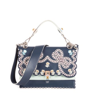 Fendi Bolsas Ltd. Ed. Scalloped Studded Flowers and Bows Kan I  Bolso bandolera en Azul Oscuro/Azul Cielo Piel de becerro y Plata/Oro hardware. El producto está en en Perfectas Condiciones (AA).
  Dimensiones: 25x20x12 cm 
  Accesorios incluidos: "Removable Handle, Long Strap, Dustbag"
    
  BrandCo Paris encuentra artículos raros y en las mejores condiciones a precios increíbles. ¡Vale la pena tener paciencia! Compra con confianza: todos los artículos de BrandCo Paris son seleccionados y autenticados cuidadosamente por nuestro equipo de expertos.
  Todos los artículos vienen con un certificado de autenticidad y un embalaje entregado por BrandCo Paris.
  Tabla de clasificación de la condición del artículo
  N (como nuevo)
  AA (perfecto estado)
  A (excelente estado)
  AB (muy buen estado)
  B (bueno/regular)