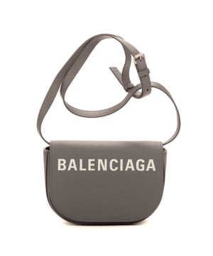 Balenciaga Bolsas XS Ville Day XS Bolso bandolera en Gris Piel de becerro y Plata hardware. El producto está en en Excelentes Condiciones (A).
  Dimensiones: 19x13x5 cm 
  Accesorios incluidos: Dustbag
    
  BrandCo Paris encuentra artículos raros y en las mejores condiciones a precios increíbles. ¡Vale la pena tener paciencia! Compra con confianza: todos los artículos de BrandCo Paris son seleccionados y autenticados cuidadosamente por nuestro equipo de expertos.
  Todos los artículos vienen con un certificado de autenticidad y un embalaje entregado por BrandCo Paris.
  Tabla de clasificación de la condición del artículo
  N (como nuevo)
  AA (perfecto estado)
  A (excelente estado)
  AB (muy buen estado)
  B (bueno/regular)