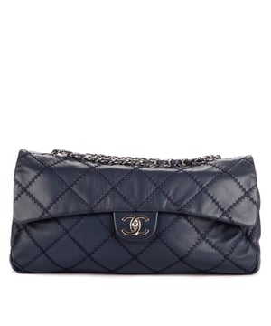 Chanel Bolsas Wild Stitch East West Flap  Bolso bandolera en Púrpura Piel de becerro y Plata hardware. El producto está en en Perfectas Condiciones (AA).
  Dimensiones: 36x21x6 cm 
  Accesorios incluidos: "Sticker, Card, Dustbag"
    
  BrandCo Paris encuentra artículos raros y en las mejores condiciones a precios increíbles. ¡Vale la pena tener paciencia! Compra con confianza: todos los artículos de BrandCo Paris son seleccionados y autenticados cuidadosamente por nuestro equipo de expertos.
  Todos los artículos vienen con un certificado de autenticidad y un embalaje entregado por BrandCo Paris.
  Tabla de clasificación de la condición del artículo
  N (como nuevo)
  AA (perfecto estado)
  A (excelente estado)
  AB (muy buen estado)
  B (bueno/regular)