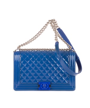 Chanel Bolsas Boy Large Bolso bandolera en azul Piel de becerro y Plata hardware. El producto está en en Perfectas Condiciones (AA).
  Dimensiones: 28x17x7 cm 
  Accesorios incluidos: Sticker, Dustbag
    
  BrandCo Paris encuentra artículos raros y en las mejores condiciones a precios increíbles. ¡Vale la pena tener paciencia! Compra con confianza: todos los artículos de BrandCo Paris son seleccionados y autenticados cuidadosamente por nuestro equipo de expertos.
  Todos los artículos vienen con un certificado de autenticidad y un embalaje entregado por BrandCo Paris.
  Tabla de clasificación de la condición del artículo
  N (como nuevo)
  AA (perfecto estado)
  A (excelente estado)
  AB (muy buen estado)
  B (bueno/regular)