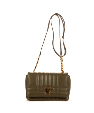 Burberry Bolsas Lola  Bolso bandolera en Caqui Piel de becerro y Oro hardware. El producto está en en Excelentes Condiciones (A).
  Dimensiones: 20x13x7 cm 
  Accesorios incluidos: Dustbag
    
  BrandCo Paris encuentra artículos raros y en las mejores condiciones a precios increíbles. ¡Vale la pena tener paciencia! Compra con confianza: todos los artículos de BrandCo Paris son seleccionados y autenticados cuidadosamente por nuestro equipo de expertos.
  Todos los artículos vienen con un certificado de autenticidad y un embalaje entregado por BrandCo Paris.
  Tabla de clasificación de la condición del artículo
  N (como nuevo)
  AA (perfecto estado)
  A (excelente estado)
  AB (muy buen estado)
  B (bueno/regular)