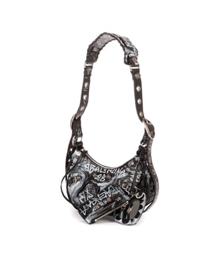 Balenciaga Bolsas Le Cagole Graffiti  Bolso bandolera en Negro Piel de becerro y Latón hardware. El producto está en en Excelentes Condiciones (A).
  Dimensiones: 25x12x6 cm 
  Accesorios incluidos: Mirror, Pouch attached
    
  BrandCo Paris encuentra artículos raros y en las mejores condiciones a precios increíbles. ¡Vale la pena tener paciencia! Compra con confianza: todos los artículos de BrandCo Paris son seleccionados y autenticados cuidadosamente por nuestro equipo de expertos.
  Todos los artículos vienen con un certificado de autenticidad y un embalaje entregado por BrandCo Paris.
  Tabla de clasificación de la condición del artículo
  N (como nuevo)
  AA (perfecto estado)
  A (excelente estado)
  AB (muy buen estado)
  B (bueno/regular)