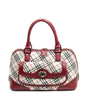 Burberry Bolsas Turn Lock Front Pocket Dome Tote  Bolso bandolera en Beige/Rojo Lienzo y Plata hardware. El producto está en en Perfectas Condiciones (AA).
  Dimensiones: 32x21x13 cm 
  Accesorios incluidos: 
    
  BrandCo Paris encuentra artículos raros y en las mejores condiciones a precios increíbles. ¡Vale la pena tener paciencia! Compra con confianza: todos los artículos de BrandCo Paris son seleccionados y autenticados cuidadosamente por nuestro equipo de expertos.
  Todos los artículos vienen con un certificado de autenticidad y un embalaje entregado por BrandCo Paris.
  Tabla de clasificación de la condición del artículo
  N (como nuevo)
  AA (perfecto estado)
  A (excelente estado)
  AB (muy buen estado)
  B (bueno/regular)
