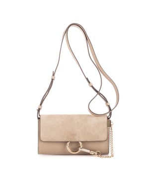 Chloe Tassen Flap Faye Mini Schoudertas in de Grijs Kalfsleer in de Zilver  hardware. Het product is in In Perfecte Staat (AA).
  Afmetingen: 18x11.5x4 cm 
  Inclusief accessoires: NONE
      
  BrandCo Paris vindt zeldzame artikelen in de beste staat voor ongelooflijke prijzen. Het is de moeite waard om geduldig te zijn! Koop met vertrouwen: alle artikelen van BrandCo Paris worden zorgvuldig geselecteerd en geverifieerd door ons team van experts.

  Alle artikelen worden geleverd met een certificaat van echtheid en verpakt door BrandCo Paris.

  Classificatietabel voor de conditie van het artikel:

  N (als nieuw)
  AA (perfecte staat)
  A (uitstekende staat)
  AB (zeer goede staat)
  B (goede/redelijke staat)