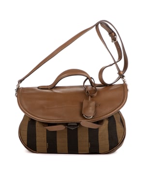 Fendi Bolsas Flap Messenger Top Handle  Bolso bandolera en Marrón Lienzo y Plata hardware. El producto está en en Excelentes Condiciones (A).
  Dimensiones: 30x23x9 cm 
  Accesorios incluidos: "Strap, Key Ring in Clochette"
    
  BrandCo Paris encuentra artículos raros y en las mejores condiciones a precios increíbles. ¡Vale la pena tener paciencia! Compra con confianza: todos los artículos de BrandCo Paris son seleccionados y autenticados cuidadosamente por nuestro equipo de expertos.
  Todos los artículos vienen con un certificado de autenticidad y un embalaje entregado por BrandCo Paris.
  Tabla de clasificación de la condición del artículo
  N (como nuevo)
  AA (perfecto estado)
  A (excelente estado)
  AB (muy buen estado)
  B (bueno/regular)