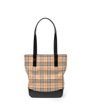 Burberry Bolsas Tall Tote  Bolso bandolera en Beige/Negro Lienzo y Oro hardware. El producto está en en Excelentes Condiciones (A).
  Dimensiones: 23x28x10 cm 
  Accesorios incluidos: "Charm, Box"
    
  BrandCo Paris encuentra artículos raros y en las mejores condiciones a precios increíbles. ¡Vale la pena tener paciencia! Compra con confianza: todos los artículos de BrandCo Paris son seleccionados y autenticados cuidadosamente por nuestro equipo de expertos.
  Todos los artículos vienen con un certificado de autenticidad y un embalaje entregado por BrandCo Paris.
  Tabla de clasificación de la condición del artículo
  N (como nuevo)
  AA (perfecto estado)
  A (excelente estado)
  AB (muy buen estado)
  B (bueno/regular)