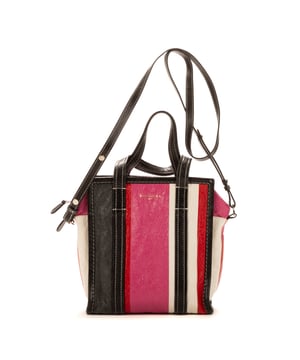 Balenciaga Bolsas Bazar Shopper Small Bolso en Rosa Piel de becerro y Plata hardware. El producto está en en Excelentes Condiciones (A).
  Dimensiones: 21x24x12 cm 
  Accesorios incluidos: Strap
    
  BrandCo Paris encuentra artículos raros y en las mejores condiciones a precios increíbles. ¡Vale la pena tener paciencia! Compra con confianza: todos los artículos de BrandCo Paris son seleccionados y autenticados cuidadosamente por nuestro equipo de expertos.
  Todos los artículos vienen con un certificado de autenticidad y un embalaje entregado por BrandCo Paris.
  Tabla de clasificación de la condición del artículo
  N (como nuevo)
  AA (perfecto estado)
  A (excelente estado)
  AB (muy buen estado)
  B (bueno/regular)