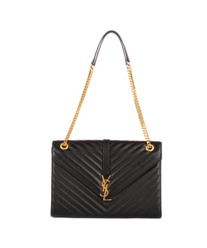 Yves Saint Laurent Bolsas College  Bolso bandolera en Negro Piel de becerro y Oro hardware. El producto está en en Perfectas Condiciones (AA).
  Dimensiones: 31x23x0 cm 
  Accesorios incluidos: None
    
  BrandCo Paris encuentra artículos raros y en las mejores condiciones a precios increíbles. ¡Vale la pena tener paciencia! Compra con confianza: todos los artículos de BrandCo Paris son seleccionados y autenticados cuidadosamente por nuestro equipo de expertos.
  Todos los artículos vienen con un certificado de autenticidad y un embalaje entregado por BrandCo Paris.
  Tabla de clasificación de la condición del artículo
  N (como nuevo)
  AA (perfecto estado)
  A (excelente estado)
  AB (muy buen estado)
  B (bueno/regular)