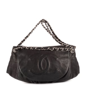Chanel Bolsas Half moon tote Shoulder Bag Bolso bandolera en Negro Piel de becerro y Plata hardware. El producto está en en Excelentes Condiciones (A).
  Dimensiones: 25x18x11 cm 
  Accesorios incluidos: "Sticker, Card"
    
  BrandCo Paris encuentra artículos raros y en las mejores condiciones a precios increíbles. ¡Vale la pena tener paciencia! Compra con confianza: todos los artículos de BrandCo Paris son seleccionados y autenticados cuidadosamente por nuestro equipo de expertos.
  Todos los artículos vienen con un certificado de autenticidad y un embalaje entregado por BrandCo Paris.
  Tabla de clasificación de la condición del artículo
  N (como nuevo)
  AA (perfecto estado)
  A (excelente estado)
  AB (muy buen estado)
  B (bueno/regular)