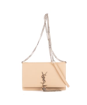 Yves Saint Laurent Bolsas Tassel Kate Wallet on Chain  Bolso bandolera en Beige Piel de becerro y Plata hardware. El producto está en en Perfectas Condiciones (AA).
  Dimensiones: 19x12x5 cm 
  Accesorios incluidos: "Strap, Dustbag, Box"
    
  BrandCo Paris encuentra artículos raros y en las mejores condiciones a precios increíbles. ¡Vale la pena tener paciencia! Compra con confianza: todos los artículos de BrandCo Paris son seleccionados y autenticados cuidadosamente por nuestro equipo de expertos.
  Todos los artículos vienen con un certificado de autenticidad y un embalaje entregado por BrandCo Paris.
  Tabla de clasificación de la condición del artículo
  N (como nuevo)
  AA (perfecto estado)
  A (excelente estado)
  AB (muy buen estado)
  B (bueno/regular)
