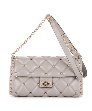 Valentino Tassen Candystud Chain Flap  Schoudertas in de Grijs Kalfsleer in de Zilver  hardware. Het product is in In Perfecte Staat (AA).
  Afmetingen: 27x17x7 cm 
  Inclusief accessoires: Strap, Replacement Studs
      
  BrandCo Paris vindt zeldzame artikelen in de beste staat voor ongelooflijke prijzen. Het is de moeite waard om geduldig te zijn! Koop met vertrouwen: alle artikelen van BrandCo Paris worden zorgvuldig geselecteerd en geverifieerd door ons team van experts.

  Alle artikelen worden geleverd met een certificaat van echtheid en verpakt door BrandCo Paris.

  Classificatietabel voor de conditie van het artikel:

  N (als nieuw)
  AA (perfecte staat)
  A (uitstekende staat)
  AB (zeer goede staat)
  B (goede/redelijke staat)