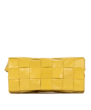 Bottega Veneta Bolsas Cassette Belt Bag  Bolso bandolera en Mostaza amarilla Piel de becerro y Plata hardware. El producto está en en Excelentes Condiciones (A).
  Dimensiones: 29x14x15 cm 
  Accesorios incluidos: Pouch
    
  BrandCo Paris encuentra artículos raros y en las mejores condiciones a precios increíbles. ¡Vale la pena tener paciencia! Compra con confianza: todos los artículos de BrandCo Paris son seleccionados y autenticados cuidadosamente por nuestro equipo de expertos.
  Todos los artículos vienen con un certificado de autenticidad y un embalaje entregado por BrandCo Paris.
  Tabla de clasificación de la condición del artículo
  N (como nuevo)
  AA (perfecto estado)
  A (excelente estado)
  AB (muy buen estado)
  B (bueno/regular)