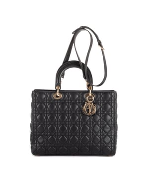 Dior Bolsas Large Lady Dior Zip GM Bolso bandolera en Azul Oscuro Piel de becerro y Champán Oro hardware. El producto está en en Perfectas Condiciones (AA).
  Dimensiones: 32x25x10 cm 
  Accesorios incluidos: "Strap, Dior charm"
    
  BrandCo Paris encuentra artículos raros y en las mejores condiciones a precios increíbles. ¡Vale la pena tener paciencia! Compra con confianza: todos los artículos de BrandCo Paris son seleccionados y autenticados cuidadosamente por nuestro equipo de expertos.
  Todos los artículos vienen con un certificado de autenticidad y un embalaje entregado por BrandCo Paris.
  Tabla de clasificación de la condición del artículo
  N (como nuevo)
  AA (perfecto estado)
  A (excelente estado)
  AB (muy buen estado)
  B (bueno/regular)