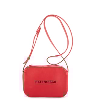 Balenciaga Bolsas Everyday Camera Bag XS Bolso bandolera en Rojo Piel de becerro y Plata hardware. El producto está en en Perfectas Condiciones (AA).
  Dimensiones: 18x12x6 cm 
  Accesorios incluidos: Dustbag
    
  BrandCo Paris encuentra artículos raros y en las mejores condiciones a precios increíbles. ¡Vale la pena tener paciencia! Compra con confianza: todos los artículos de BrandCo Paris son seleccionados y autenticados cuidadosamente por nuestro equipo de expertos.
  Todos los artículos vienen con un certificado de autenticidad y un embalaje entregado por BrandCo Paris.
  Tabla de clasificación de la condición del artículo
  N (como nuevo)
  AA (perfecto estado)
  A (excelente estado)
  AB (muy buen estado)
  B (bueno/regular)