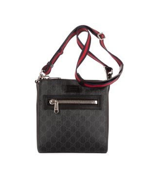 Gucci Tassen Supreme Messenger  Schoudertas in de Zwart Gecoat canvas in de Zilver  hardware. Het product is in In Perfecte Staat (AA).
  Afmetingen: 23x21x4 cm 
  Inclusief accessoires: None
      
  BrandCo Paris vindt zeldzame artikelen in de beste staat voor ongelooflijke prijzen. Het is de moeite waard om geduldig te zijn! Koop met vertrouwen: alle artikelen van BrandCo Paris worden zorgvuldig geselecteerd en geverifieerd door ons team van experts.

  Alle artikelen worden geleverd met een certificaat van echtheid en verpakt door BrandCo Paris.

  Classificatietabel voor de conditie van het artikel:

  N (als nieuw)
  AA (perfecte staat)
  A (uitstekende staat)
  AB (zeer goede staat)
  B (goede/redelijke staat)