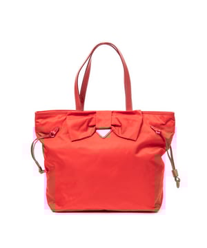 Prada Taschen Bow Shopping Tote  Umhängetasche und Rot Leinwand und Silber hardware. Das Produkt ist auf In Uitstekende Staat (A).
  Abmessungen: 31x31x12 cm 
  Zubehör inklusive: Dustbag
  
  BrandCo Paris hat seltene Artikel und die besten Konditionen zu unglaublichen Preisen vorgestellt. ¡Vale la pena tener paciencia! Kaufen Sie mit Vertrauen: Alle Artikel von BrandCo Paris sind von unserem Expertenteam ausgewählt und authentisch.
  Alle Artikel enthalten ein Echtheitszertifikat und wurden von BrandCo Paris übernommen.
  Tabelle zur Klassifizierung des Artikelzustands
  N (wie neu)
  AA (perfekter Zustand)
  A (ausgezeichneter Zustand)
  AB (sehr guter Zustand)
  B (gut/mittelmäßig)