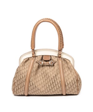 Dior Tassen My Dior Frame Bag  Schoudertas in de Beige/Tan Doek in de Zilver  hardware. Het product is in In Uitstekende Staat (A).
  Afmetingen: 32x22x14 cm 
  Inclusief accessoires: Dustbag
      
  BrandCo Paris vindt zeldzame artikelen in de beste staat voor ongelooflijke prijzen. Het is de moeite waard om geduldig te zijn! Koop met vertrouwen: alle artikelen van BrandCo Paris worden zorgvuldig geselecteerd en geverifieerd door ons team van experts.

  Alle artikelen worden geleverd met een certificaat van echtheid en verpakt door BrandCo Paris.

  Classificatietabel voor de conditie van het artikel:

  N (als nieuw)
  AA (perfecte staat)
  A (uitstekende staat)
  AB (zeer goede staat)
  B (goede/redelijke staat)