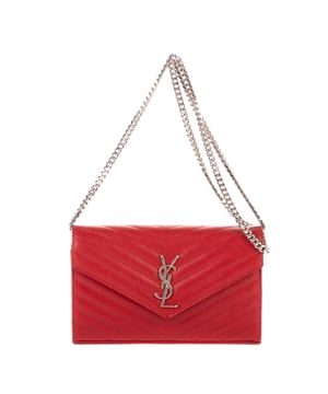 Yves Saint Laurent Bolsas Wallet on Chain  Bolso bandolera en Rojo Piel de becerro y Plata hardware. El producto está en en Perfectas Condiciones (AA).
  Dimensiones: 22x13x3 cm 
  Accesorios incluidos: Dustbag, Box
    
  BrandCo Paris encuentra artículos raros y en las mejores condiciones a precios increíbles. ¡Vale la pena tener paciencia! Compra con confianza: todos los artículos de BrandCo Paris son seleccionados y autenticados cuidadosamente por nuestro equipo de expertos.
  Todos los artículos vienen con un certificado de autenticidad y un embalaje entregado por BrandCo Paris.
  Tabla de clasificación de la condición del artículo
  N (como nuevo)
  AA (perfecto estado)
  A (excelente estado)
  AB (muy buen estado)
  B (bueno/regular)