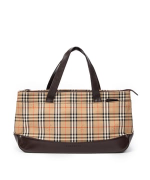 Burberry Bolsas Rectangular Zip Tote  Bolso bandolera en Beige/Marrón Lienzo y Oro hardware. El producto está en en Excelentes Condiciones (A).
  Dimensiones: 40x17x10 cm 
  Accesorios incluidos: 
    
  BrandCo Paris encuentra artículos raros y en las mejores condiciones a precios increíbles. ¡Vale la pena tener paciencia! Compra con confianza: todos los artículos de BrandCo Paris son seleccionados y autenticados cuidadosamente por nuestro equipo de expertos.
  Todos los artículos vienen con un certificado de autenticidad y un embalaje entregado por BrandCo Paris.
  Tabla de clasificación de la condición del artículo
  N (como nuevo)
  AA (perfecto estado)
  A (excelente estado)
  AB (muy buen estado)
  B (bueno/regular)