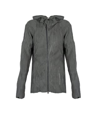 El color uniforme de este suéter lo hace extremadamente versátil y adecuado para muchos estilos, tanto cotidianos como más elegantes, lo que lo convierte en un elemento indispensable en el guardarropa.

El suéter altamente adornado con costuras es una verdadera obra de arte que atrae la atención y añade carácter a cada estilo, y los detalles cuidadosamente hechos demuestran la más alta calidad de fabricación.

El suéter con cierre es una solución práctica que permite vestirse rápidamente y con comodidad, además de permitir ajustar el nivel de calor, lo cual es especialmente útil en días más fríos.

El suéter con capucha es la opción ideal para días ventosos y fríos, protege la cabeza del frío y añade un carácter deportivo y casual, lo que lo hace perfecto para cualquier ocasión.

Fabricado en Italia, lo que garantiza la más alta calidad de los materiales y la precisión en la fabricación, además de agregar prestigio y la seguridad de que estás usando un producto de un país conocido por su excelente artesanía y moda.