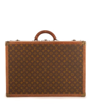 Louis Vuitton Bolsas Alzer Trunk 60 Bolsa de viaje en Marrón Lona recubierta y Latón dorado hardware. El producto está en en Muy Buenas Condiciones (AB).
  Dimensiones: 60x42x18 cm 
  Accesorios incluidos: NONE
    
  BrandCo Paris encuentra artículos raros y en las mejores condiciones a precios increíbles. ¡Vale la pena tener paciencia! Compra con confianza: todos los artículos de BrandCo Paris son seleccionados y autenticados cuidadosamente por nuestro equipo de expertos.
  Todos los artículos vienen con un certificado de autenticidad y un embalaje entregado por BrandCo Paris.
  Tabla de clasificación de la condición del artículo
  N (como nuevo)
  AA (perfecto estado)
  A (excelente estado)
  AB (muy buen estado)
  B (bueno/regular)