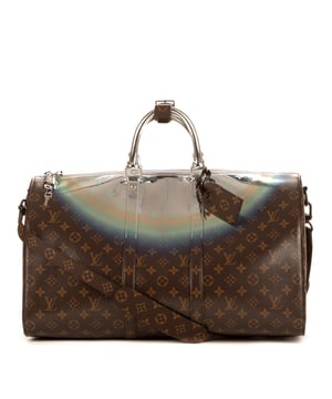 Louis Vuitton Bolsas Ltd. Ed. Nebula Keepall Bandouliere 50 Bolsa de viaje en Marrón Lona recubierta y Plata hardware. El producto está en en Perfectas Condiciones (AA).
  Dimensiones: 50x29x22 cm 
  Accesorios incluidos: Strap, Cadenas, Key, Handle holder, Luggage Tag, Dustbag
    
  BrandCo Paris encuentra artículos raros y en las mejores condiciones a precios increíbles. ¡Vale la pena tener paciencia! Compra con confianza: todos los artículos de BrandCo Paris son seleccionados y autenticados cuidadosamente por nuestro equipo de expertos.
  Todos los artículos vienen con un certificado de autenticidad y un embalaje entregado por BrandCo Paris.
  Tabla de clasificación de la condición del artículo
  N (como nuevo)
  AA (perfecto estado)
  A (excelente estado)
  AB (muy buen estado)
  B (bueno/regular)