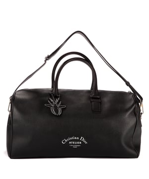Dior Bolsas Boston Atelier 45 Bolsa de viaje en Negro Piel de becerro y Plata hardware. El producto está en en Excelentes Condiciones (A).
  Dimensiones: 45x23x21 cm 
  Accesorios incluidos: "Strap, Wasp charm"
    
  BrandCo Paris encuentra artículos raros y en las mejores condiciones a precios increíbles. ¡Vale la pena tener paciencia! Compra con confianza: todos los artículos de BrandCo Paris son seleccionados y autenticados cuidadosamente por nuestro equipo de expertos.
  Todos los artículos vienen con un certificado de autenticidad y un embalaje entregado por BrandCo Paris.
  Tabla de clasificación de la condición del artículo
  N (como nuevo)
  AA (perfecto estado)
  A (excelente estado)
  AB (muy buen estado)
  B (bueno/regular)