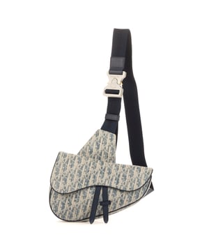 Dior Tassen Saddle Bowler  Schoudertas in de Blauw Doek in de Zilver  hardware. Het product is in In Uitstekende Staat (A).
  Afmetingen: 27x20x5 cm 
  Inclusief accessoires: NONE
      
  BrandCo Paris vindt zeldzame artikelen in de beste staat voor ongelooflijke prijzen. Het is de moeite waard om geduldig te zijn! Koop met vertrouwen: alle artikelen van BrandCo Paris worden zorgvuldig geselecteerd en geverifieerd door ons team van experts.

  Alle artikelen worden geleverd met een certificaat van echtheid en verpakt door BrandCo Paris.

  Classificatietabel voor de conditie van het artikel:

  N (als nieuw)
  AA (perfecte staat)
  A (uitstekende staat)
  AB (zeer goede staat)
  B (goede/redelijke staat)