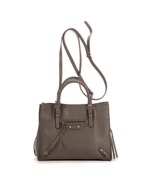 Balenciaga Bolsas Papier  Bolso en Gris Piel de becerro y Plata hardware. El producto está en en Perfectas Condiciones (AA).
  Dimensiones: 22x17x9 cm 
  Accesorios incluidos: "Strap, Mirror"
    
  BrandCo Paris encuentra artículos raros y en las mejores condiciones a precios increíbles. ¡Vale la pena tener paciencia! Compra con confianza: todos los artículos de BrandCo Paris son seleccionados y autenticados cuidadosamente por nuestro equipo de expertos.
  Todos los artículos vienen con un certificado de autenticidad y un embalaje entregado por BrandCo Paris.
  Tabla de clasificación de la condición del artículo
  N (como nuevo)
  AA (perfecto estado)
  A (excelente estado)
  AB (muy buen estado)
  B (bueno/regular)