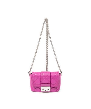 Dior Bolsas New Lock Pouch  Bolso bandolera en Magenta Piel de becerro y Plata hardware. El producto está en en Excelentes Condiciones (A).
  Dimensiones: 15x11.5x3.5 cm 
  Accesorios incluidos: 
    
  BrandCo Paris encuentra artículos raros y en las mejores condiciones a precios increíbles. ¡Vale la pena tener paciencia! Compra con confianza: todos los artículos de BrandCo Paris son seleccionados y autenticados cuidadosamente por nuestro equipo de expertos.
  Todos los artículos vienen con un certificado de autenticidad y un embalaje entregado por BrandCo Paris.
  Tabla de clasificación de la condición del artículo
  N (como nuevo)
  AA (perfecto estado)
  A (excelente estado)
  AB (muy buen estado)
  B (bueno/regular)