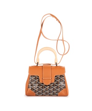 Goyard Bolsas Saigon Mini Bolso bandolera en Marrón Lona recubierta y Plata hardware. El producto está en en Perfectas Condiciones (AA).
  Dimensiones: 20x15x9 cm 
  Accesorios incluidos: Strap, Dustbag
    
  BrandCo Paris encuentra artículos raros y en las mejores condiciones a precios increíbles. ¡Vale la pena tener paciencia! Compra con confianza: todos los artículos de BrandCo Paris son seleccionados y autenticados cuidadosamente por nuestro equipo de expertos.
  Todos los artículos vienen con un certificado de autenticidad y un embalaje entregado por BrandCo Paris.
  Tabla de clasificación de la condición del artículo
  N (como nuevo)
  AA (perfecto estado)
  A (excelente estado)
  AB (muy buen estado)
  B (bueno/regular)